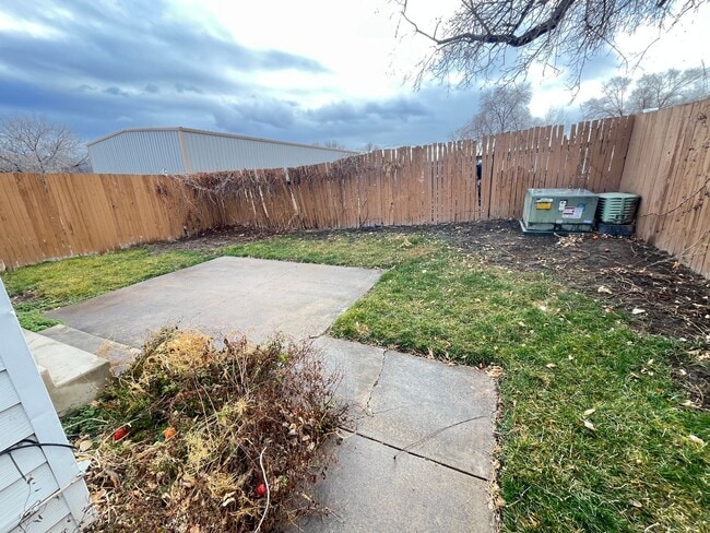 Building Photo - Riverside 1497-99