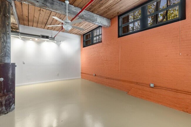 Building Photo - 170 Boulevard SE