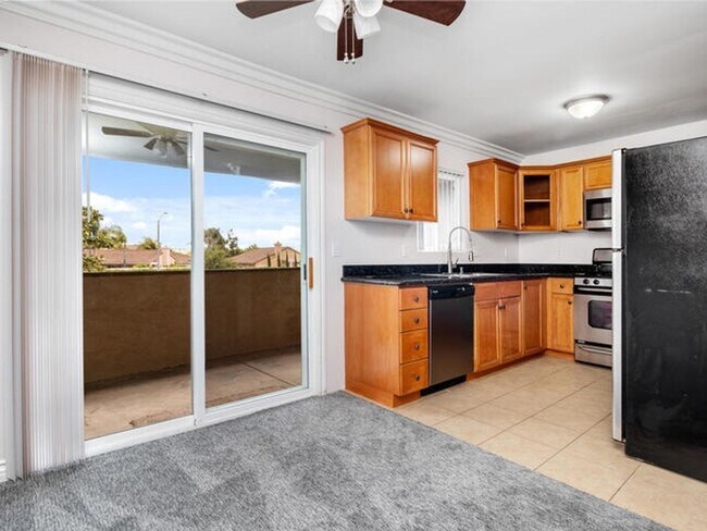 Building Photo - Beautiful Upper Level Condominium Home