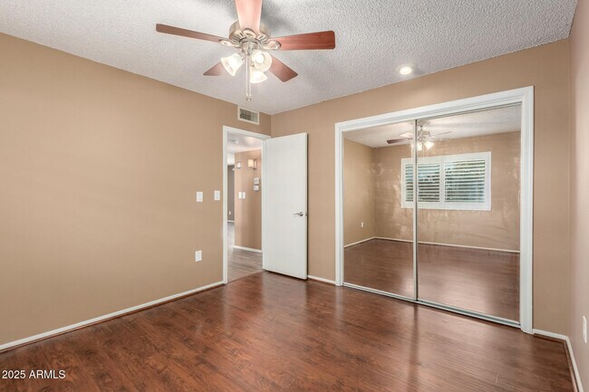 Building Photo - 9430 W Arrowhead Dr