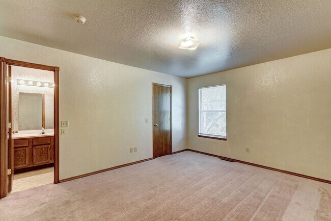 Building Photo - 10616 White Oak Canyon Rd, Oklahoma City, OK 73162