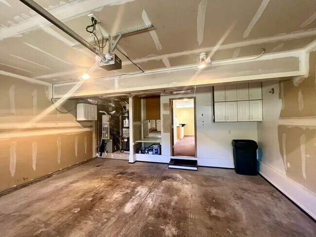 Building Photo - Well Maintained and Spacious 4 Bed