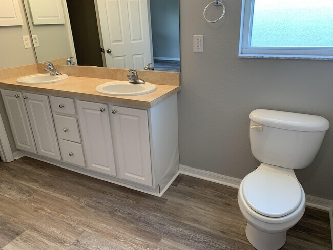 Building Photo - 4311 NE 23rd Pl