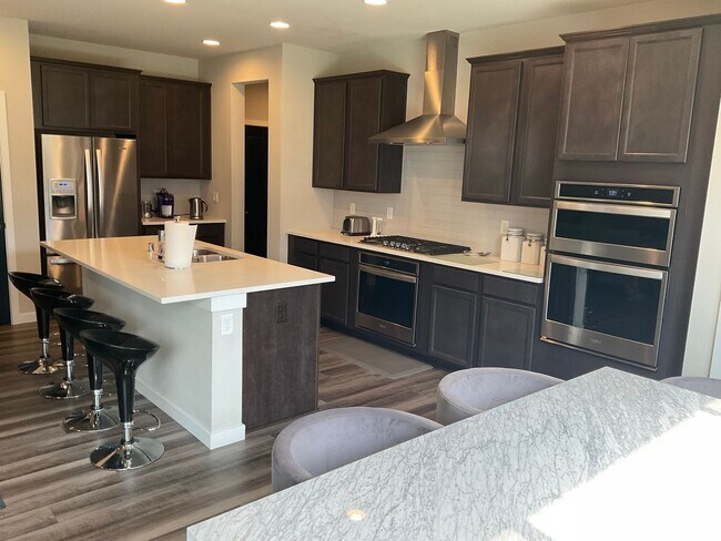 Building Photo - Furnished 4BR/3.5BA Home w/ Modern Ameniti...