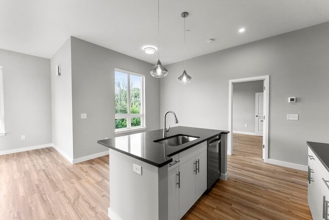 Building Photo - 999 Main St