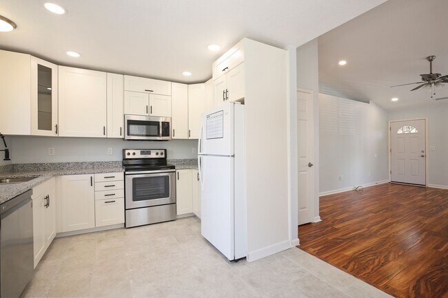 Building Photo - Beautiful 3 bed / 2 bath duplex in Uptown Neighborhood!