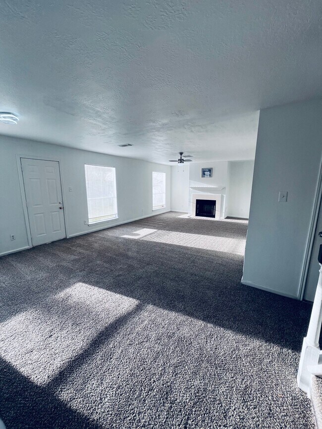 Building Photo - 2206 Laurel Oak Dr