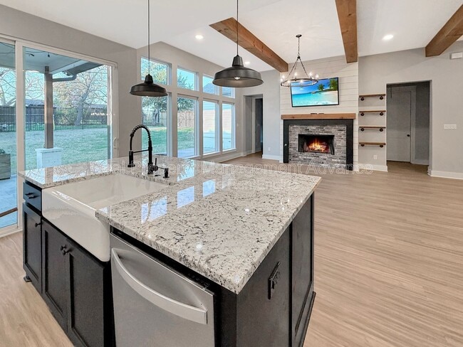 Building Photo - 313 E 3rd St