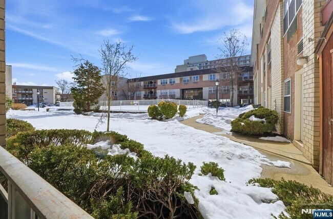 Building Photo - 1111 River Rd