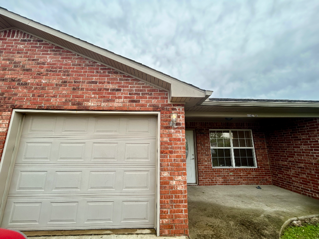 Building Photo - 63021 E 285 Ct