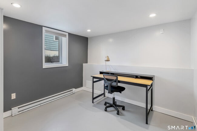 Building Photo - 855 Riverside Dr