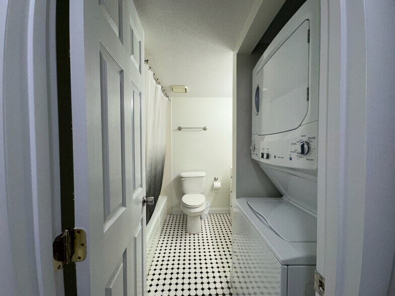 Bathroom 2- Laundry - 568 Bahia Cir