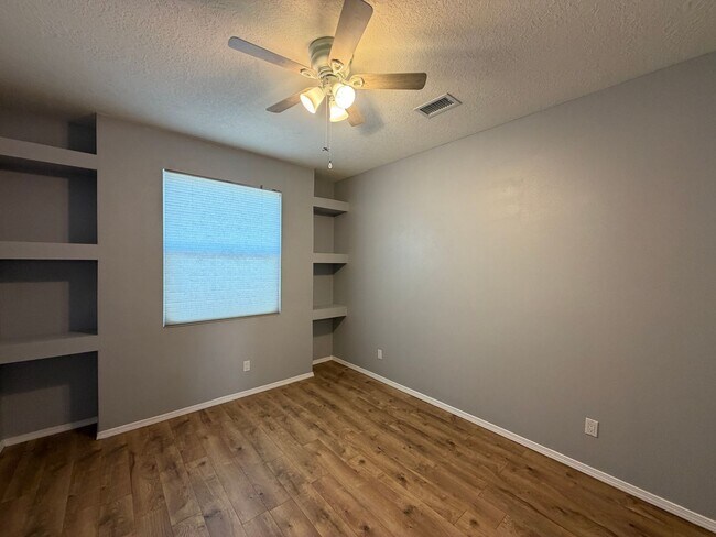 Building Photo - Beautiful Luxury Single Story Town Home Available Near Coors Blvd NW & Dellyne Ave NW!