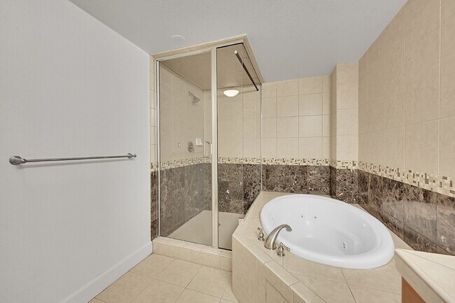 Building Photo - $2,350.00 - 1 Bed 1 Bath Condo with Centra...