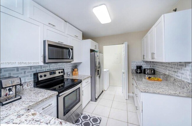 Building Photo - 19999 E Country Club Dr