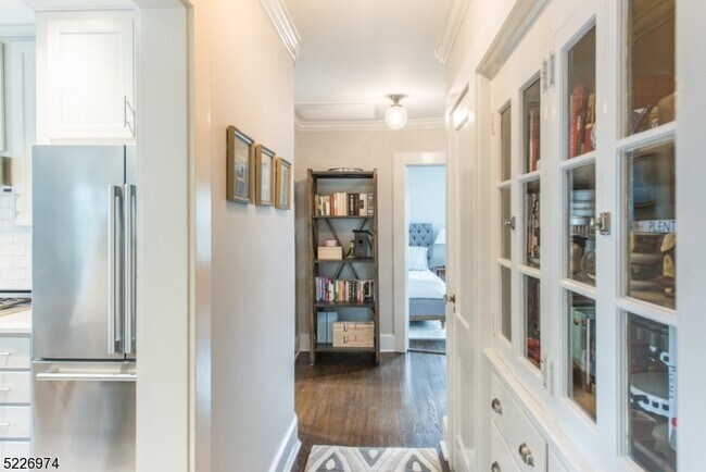 Building Photo - 34 Oakwood Ave