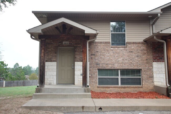 Primary Photo - AVAILABLE- 2 Bedroom Duplex for Rent in Li...