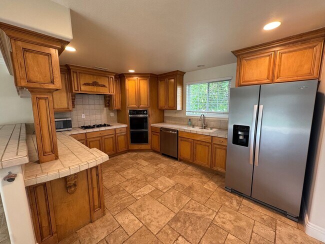 Building Photo - Charming Simi Valley Home with Expansive Outdoor Space