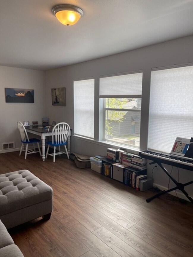 Building Photo - 1637 NW 4th St