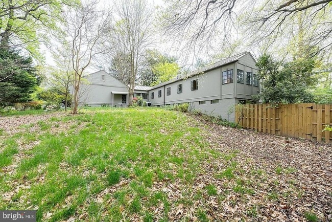 Building Photo - 9120 Levelle Dr