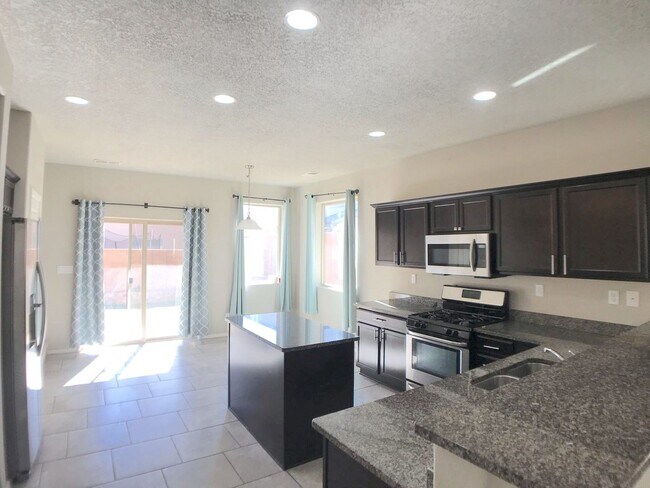 Building Photo - Beautiful 3-Bedroom Home in Tierra Oeste –...