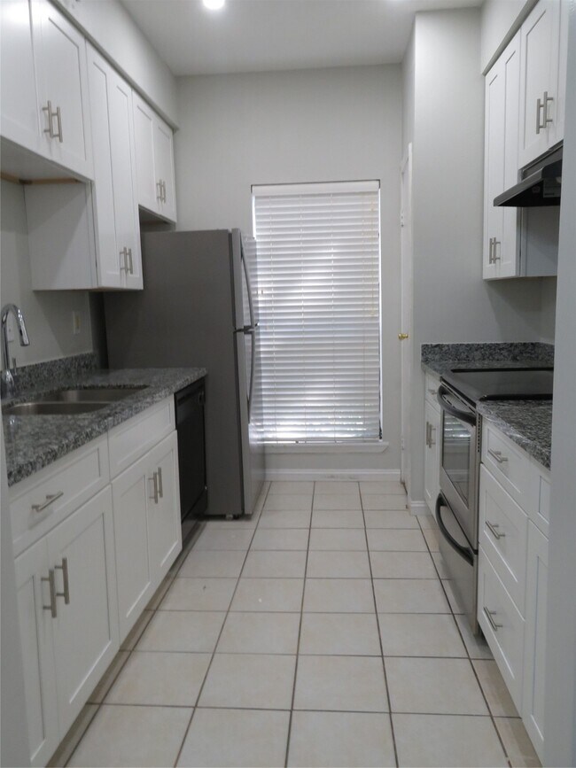 Building Photo - 9707 Richmond Ave.