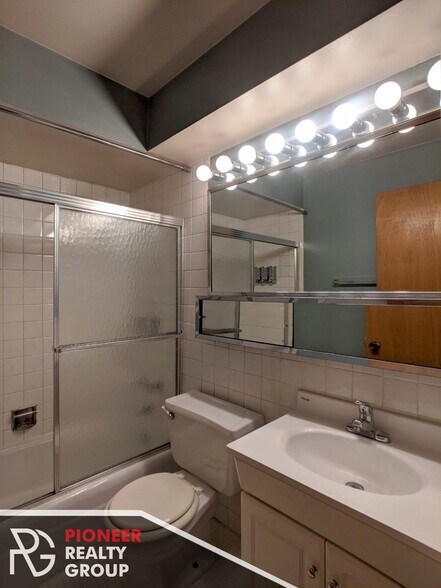 Building Photo - 665 W Wrightwood Ave