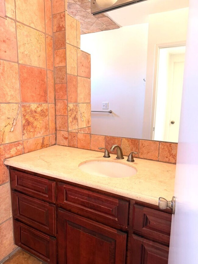 Building Photo - Townhome for Lease in Desirable Encino!