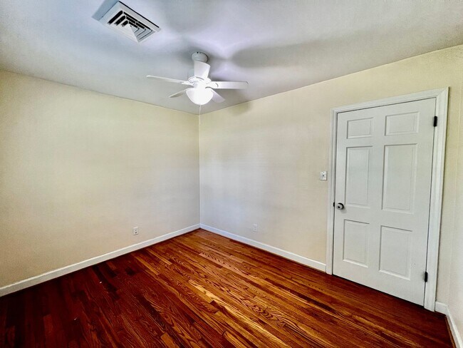 Building Photo - Brick ranch on half acre lot in Virginia B...