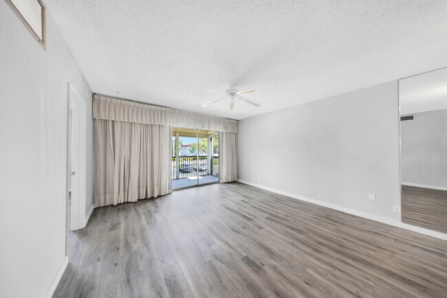 Building Photo - 257 S Cypress Rd