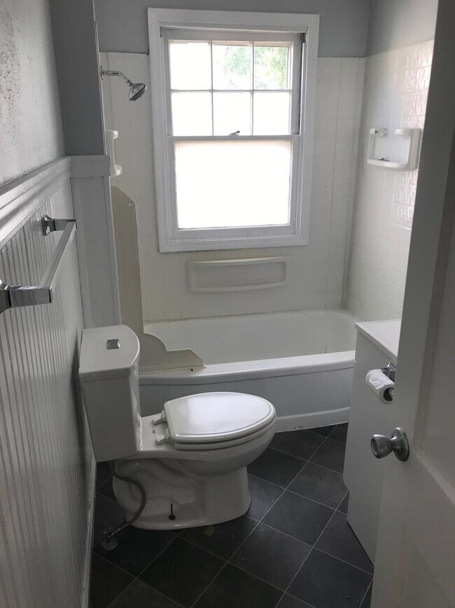 Building Photo - 3 bed / 1 bath, North side single family r...