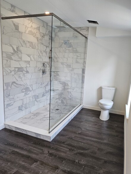 primary bathroom - 3520 W Allegheny Ave