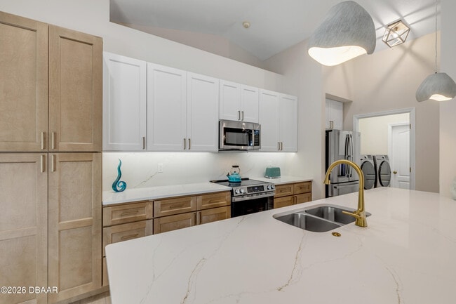 Building Photo - 646 S Pine St