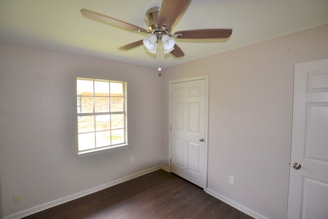 Building Photo - Charming 3 bedroom Duplex Conveniently Loc...