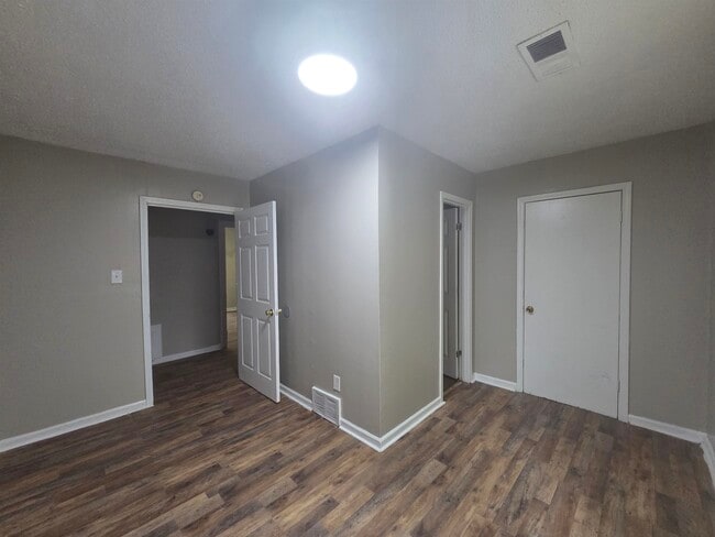 Building Photo - 4047 Chelsea Ave