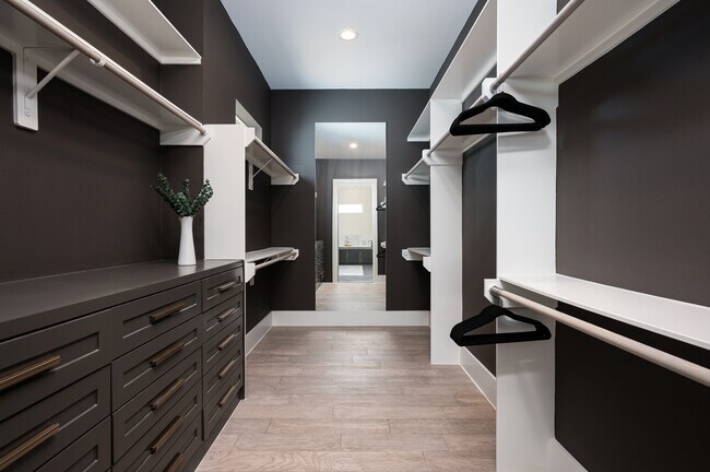 Building Photo - 913 Thompson St