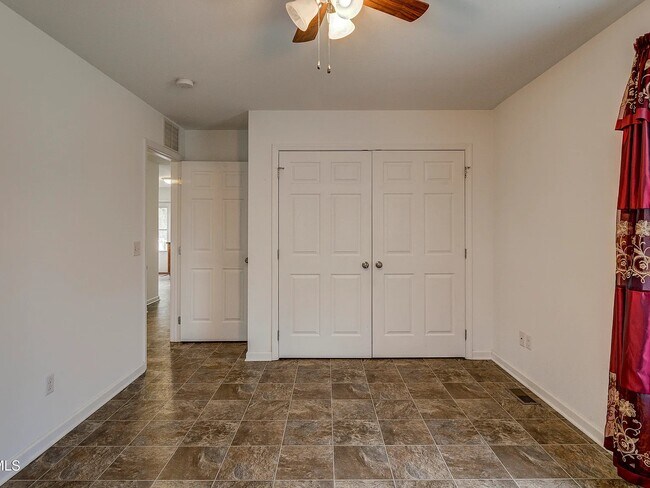 Building Photo - 2 Bed, 1 Bath, .77 Acres - House