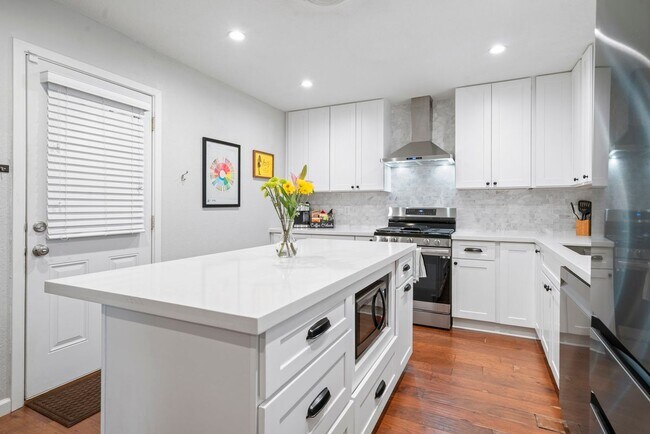 Building Photo - 2407 Willowby Dr