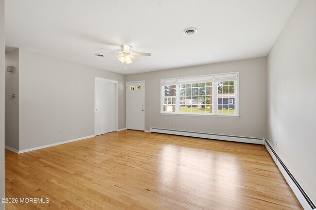 Building Photo - 943 Edgebrook Dr N