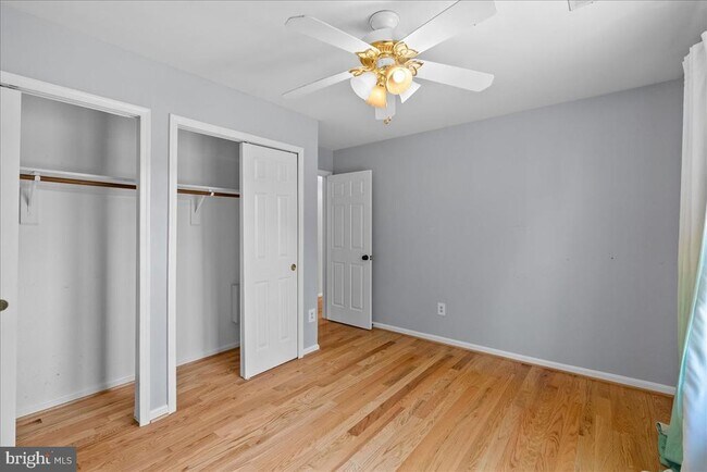 Building Photo - 8608 Oak Brook Ln