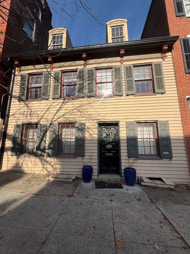 Primary Photo - Beautiful 4 BR, 1.5 Bath Townhouse w/off s...