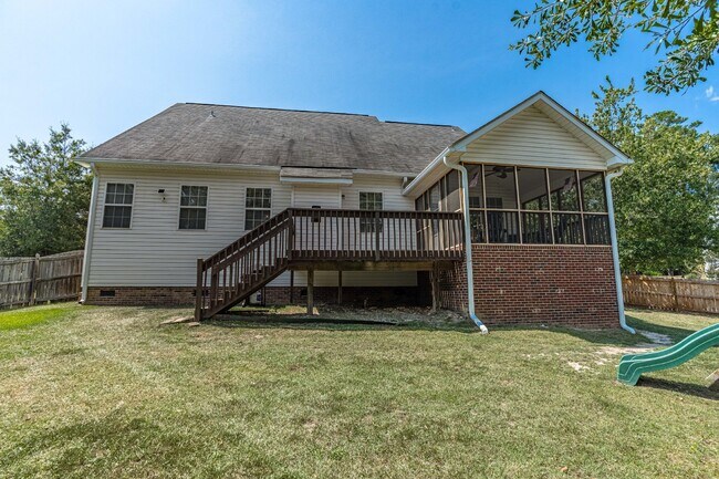 Building Photo - Gorgeous 4 Bedroom Home with Spacious Layo...