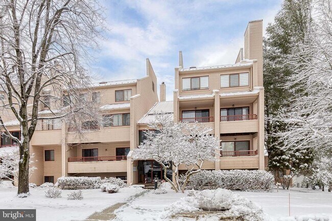 Building Photo - 8008 Valley Manor Rd