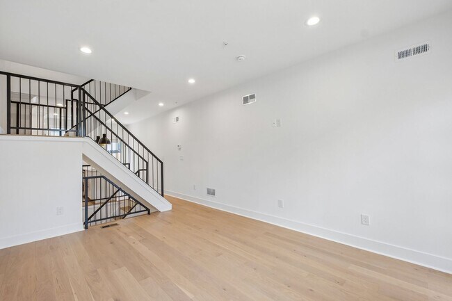Building Photo - 1518 N Darien St
