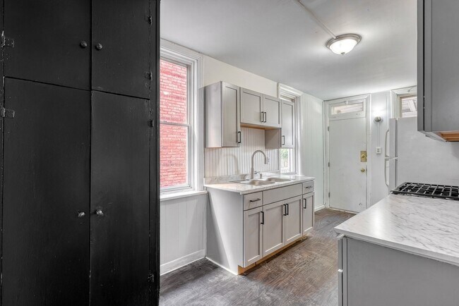 Building Photo - Newly Renovated 3 Bedroom, 1 Bathroom Townhouse
