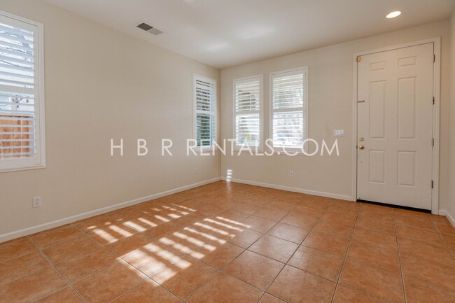 Building Photo - Comfort, Convenience & Space — Tracy Living at Its Best