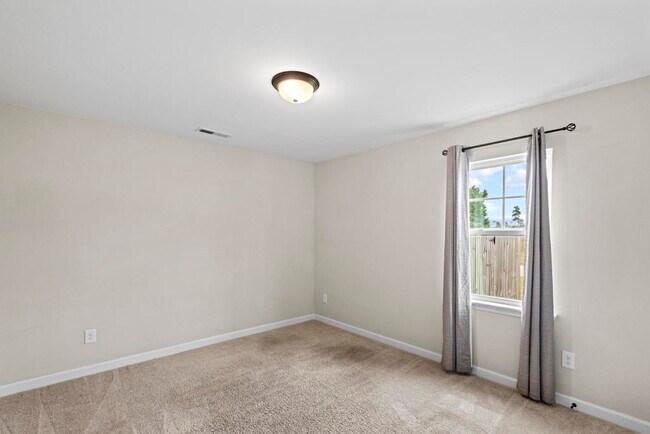 Building Photo - 211 Rowland Dr