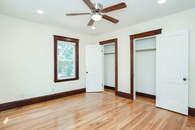 Building Photo - Available Now! Sunny & Large 3-Bedroom: In...