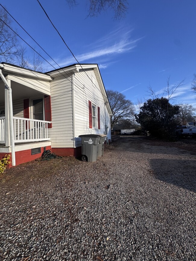 Building Photo - 616 Poplar Ave