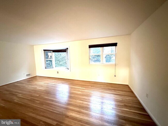 Building Photo - 5 Charen Ct